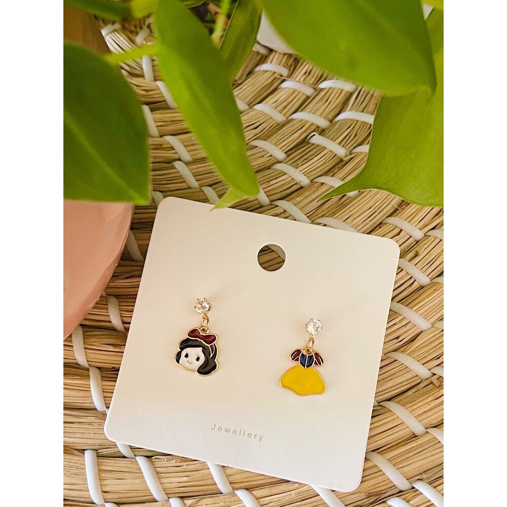 Cute Cartoon Snow White Gold Tone Earrings NWT